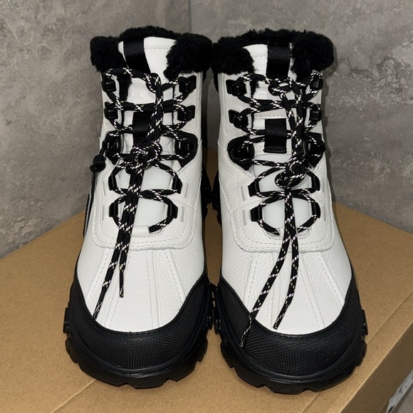 UGG ADIRONDACK MERIDIAN HIKER - Picture 2 of 6